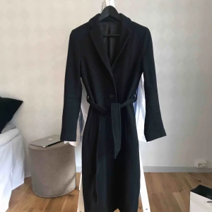  - Svart ullkappa från Filippa K i storlek XS. Använd men i fint skick.