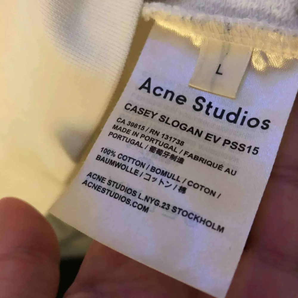Vit sweatshirt från Acne Studios. Kan mötas upp i gbg eller skickas!. Hoodies.
