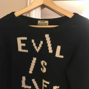  - Stickad tröja från Acne Studios. På bild nr 2 ser den lite genomskinlig ut, men det är den inte. 