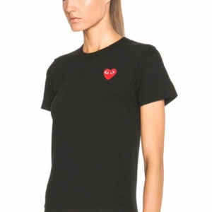  - Comme ses garcon t-shirt i svart! Damstorlek S. Knappt använd! Obs ej mina bilder men kan självklart ta bild på tröjan. Nypris 800, från Aplace.