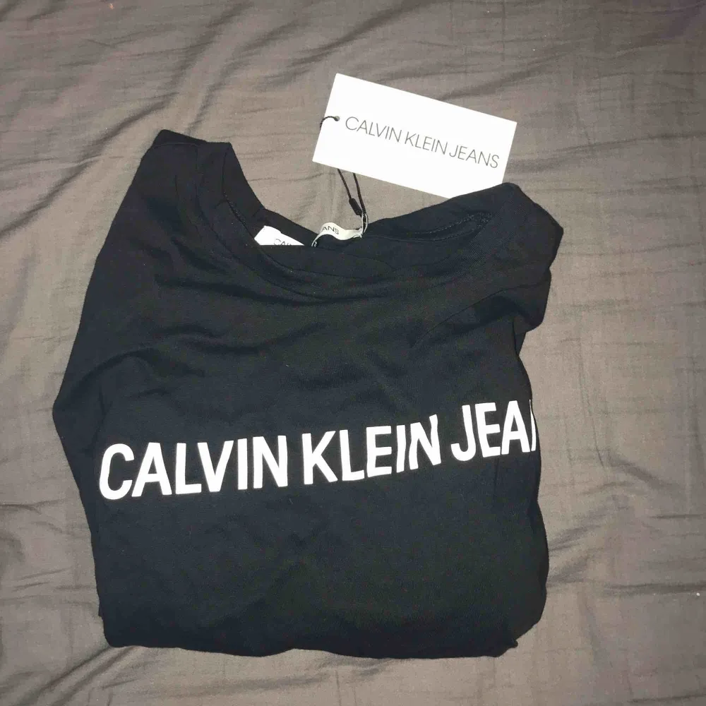 Helt ny Calvin Klein t-shirt❣️. T-shirts.