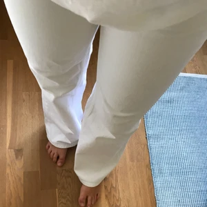  - Vita snygga byxor, breda där nere och sitter skit bra!  Använda 1 gång ❤️