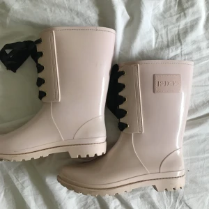  - Red valentino stövlar i strl 37! Rätt använda men fortfarande fina och användbara 