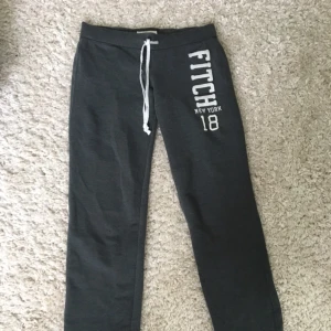  - Lågmidjade mjukisbyxor med raka ben från Abercrombie & Fitch. Endast använda 2-3 gånger då de är lite för långa för mig.  Frakt ingår i pris!