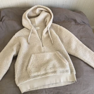  - Teddy tröja från Wood Wood. Mycket fin i skicket! (Nypris 1600:-)