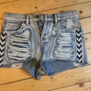  - Jeansshorts med pärlbroderier köpta i Spanien 