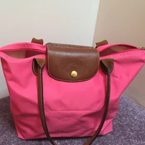  - Longchamp väska. Har den även i andra färger som jag kan tänka mig sälja, visar på bergäran. Äkta såklart, sparsamt använd som ny!