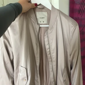  - Pull and bear tunn ”sommarjacka” väldigt snygg! 