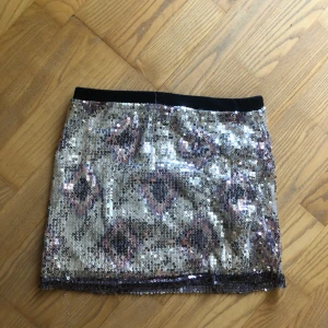  - Paljettkjol i strl 164 från barnavdelningen, men är stretchig i midjan så passar en XS! 