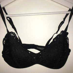  - Superfin och behaglig bralette ifrån H&M, använd en gång men den är tyvärr för liten för mig. Vid snabb affär 50kr