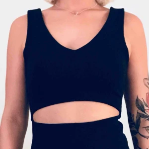  - Hello Guy!  Vill sälja min fina svarta klänning, bara haft den på mig en gång & har aldrig klänning mer.. så den hänger mest :( 