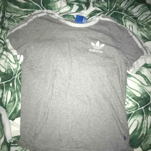  - Säljer denna gråa adidas T-shirten i storlek S