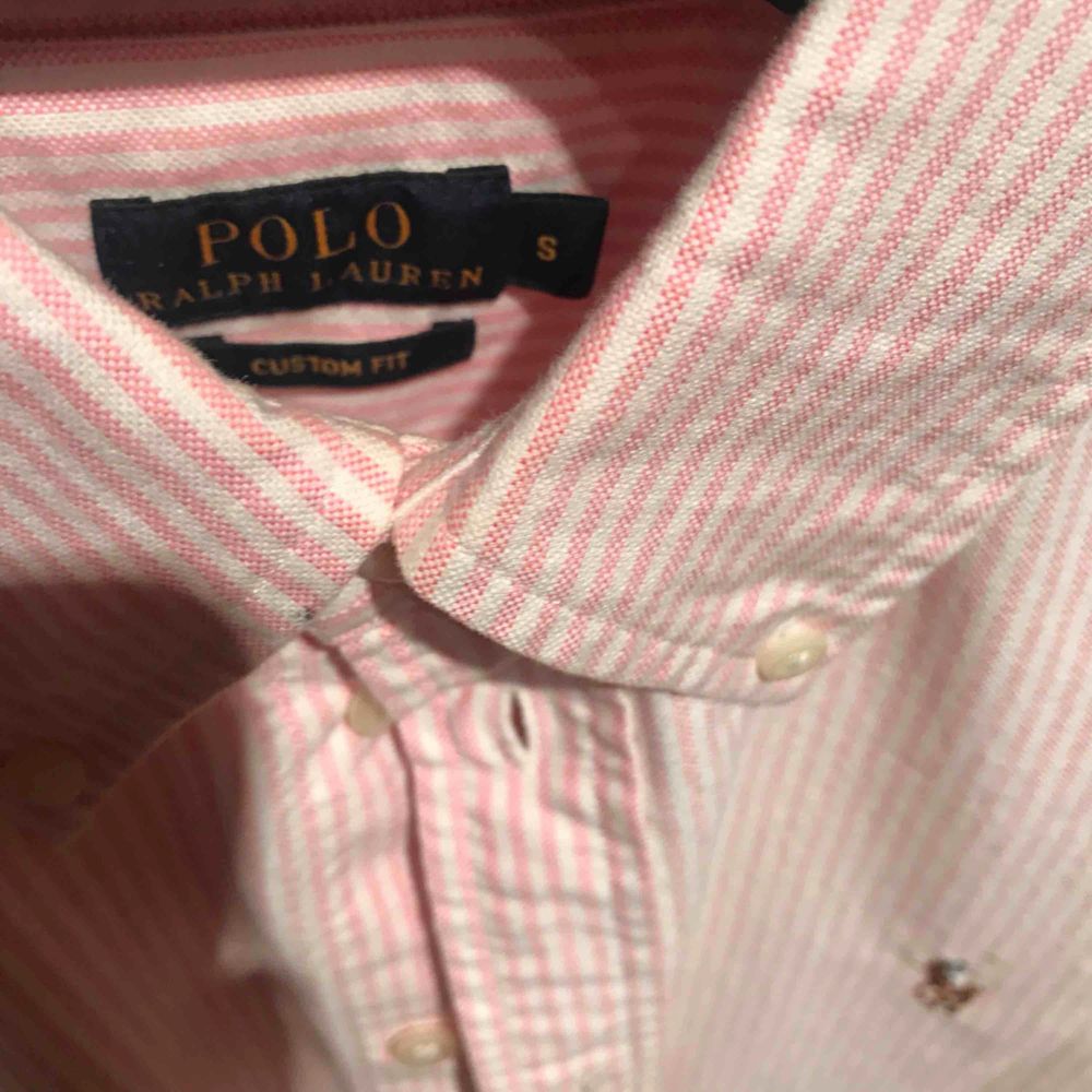 Vit och rosa randig skjorta från Ralph lauren som jag säljer eftersom den inte kommer till användning, använd ca 2-3 ggr så den är som nyskick!. Skjortor.