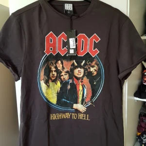  - Helt ny ac/dc t-shirt. Storlek s men lite oversize. Köparen betalar frakt 