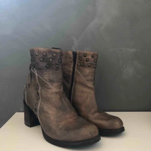  - Boots i brunt/grått i skinn, klack ca 5 cm. Köparen står för ev frakt. 