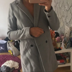  - Oanvänd kappa från zara, ganska varm, passar till höst och vår.