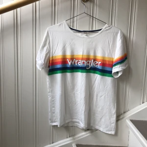 - Säljer denna jättefina wrangler t-shirt pga används inte längre 🙁 kan mötas upp i Gävle eller frakta då köparen står för fraktkostnaden 🤩 frakt: 35 kr