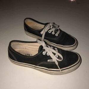  - Svarta Vans, authentic shoes. helt ok skick, lite slitningar i hälarna inne i skorna.