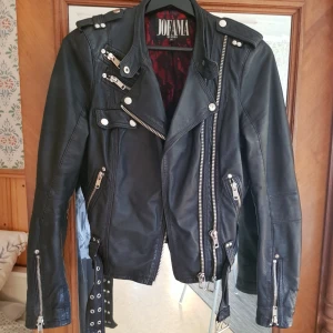  - Jofama by Kenza jacka i storlek 36. Väldigt fint skick, knappt använd. Köparen står för frakten, ligger på ca 100 kr. 