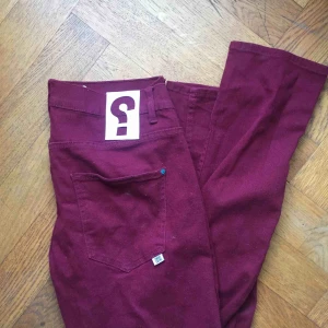  - Vinröda jeans från SWEET SKTBS, nyskick!