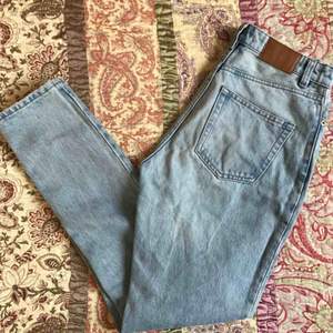High relaxed jeans från monki. Supersköna och fina i passformen, men tyvärr kommer de aldrig till användning. Frakt inkl i priset