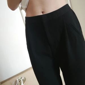  - Snygga sköna kostymbrallor med diskret resår runt midjan som tyvärr är för stora för mig! Dom slutar typ precis där mitt ben börjar på mig som är 173 cm lång! 