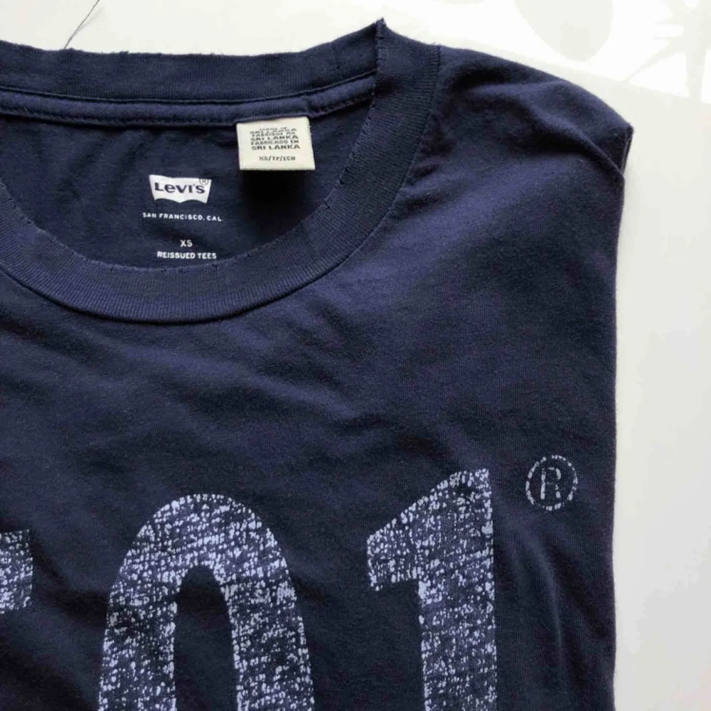 Oanvänd mörkblåt-shirt från märket Levis, frakt är inkluderat i priset. T-shirts.