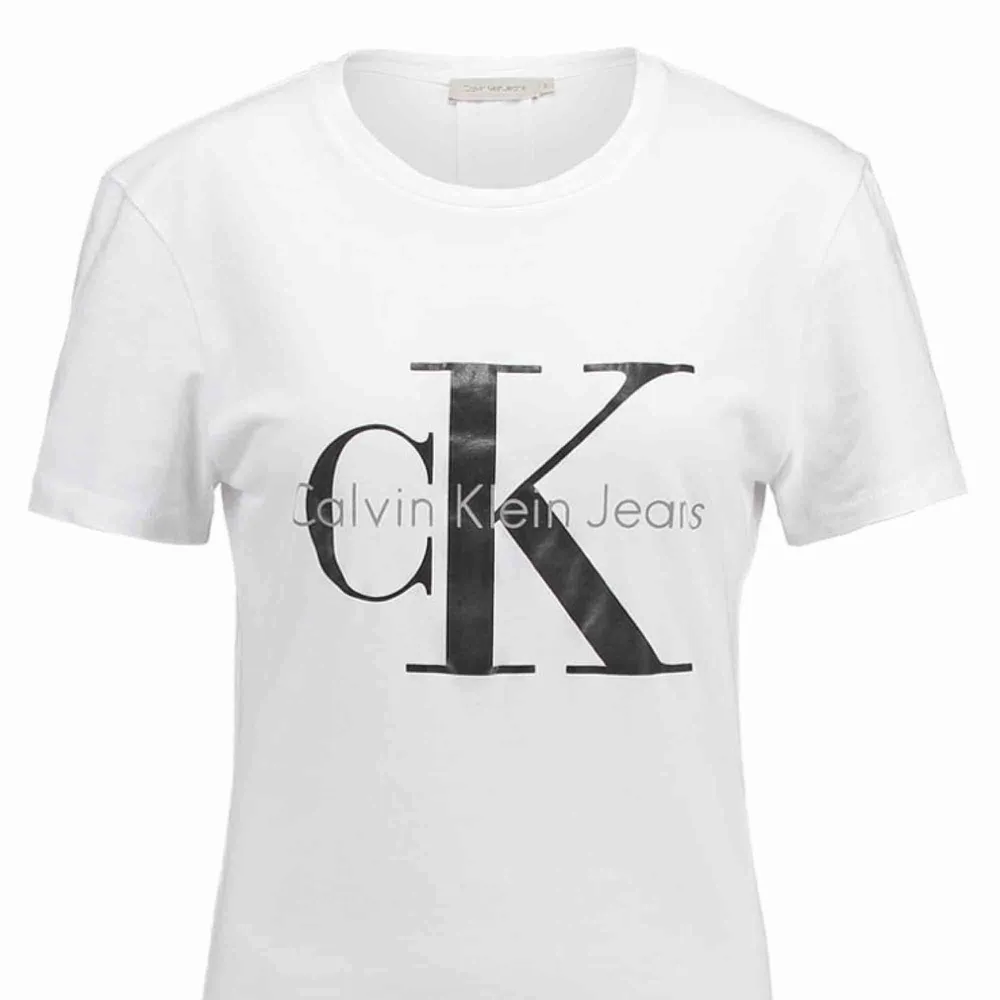 Calvin Klein T-shirt knappt använd.  Inga fläckar.  Kan fraktas!✈️ 32kr . T-shirts.