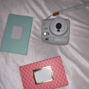  - Säljer en superfin intax mini 9 kamera då den aldrig kommer till användning. Använd ett fåtal gånger och ser som ny ut. Ett fotoalbum ingår i priset! Frakt tillkommer och tar betalning via swish😊