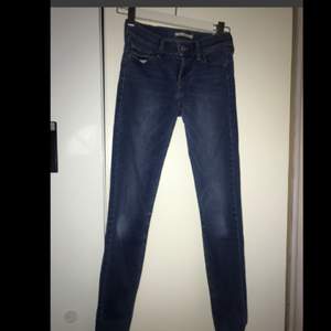 Levi’s jeans i modellen ”710 super skinny” Bra skick Frakt ingår i priset:) Betalning sker via Swish 