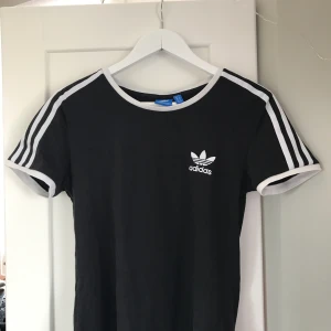  - Säljer denna fina adidas t-shirten, passar till allt och är perfekt. Superbra skick 🌸