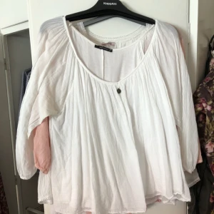  - Vit blus, knappt använd, sval 