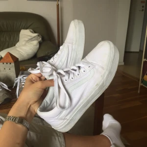  - Vita Vans old skool, som är för små för mig. Har gulaktiga fläckar på vissa ställen eftersom de användes på student men inget som inte lite blekmedel skulle kunna ta hand om! Möts gärna upp i Göteborg annars står jag för frakten! Betalning sker via Swish 