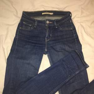 Levis jeans, köpta för 1000 kr. Säljes för 200 pga en liten allting vid bakfickan, inget man tänker på! 