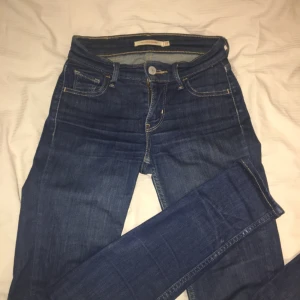  - Levis jeans, köpta för 1000 kr. Säljes för 200 pga en liten allting vid bakfickan, inget man tänker på! 