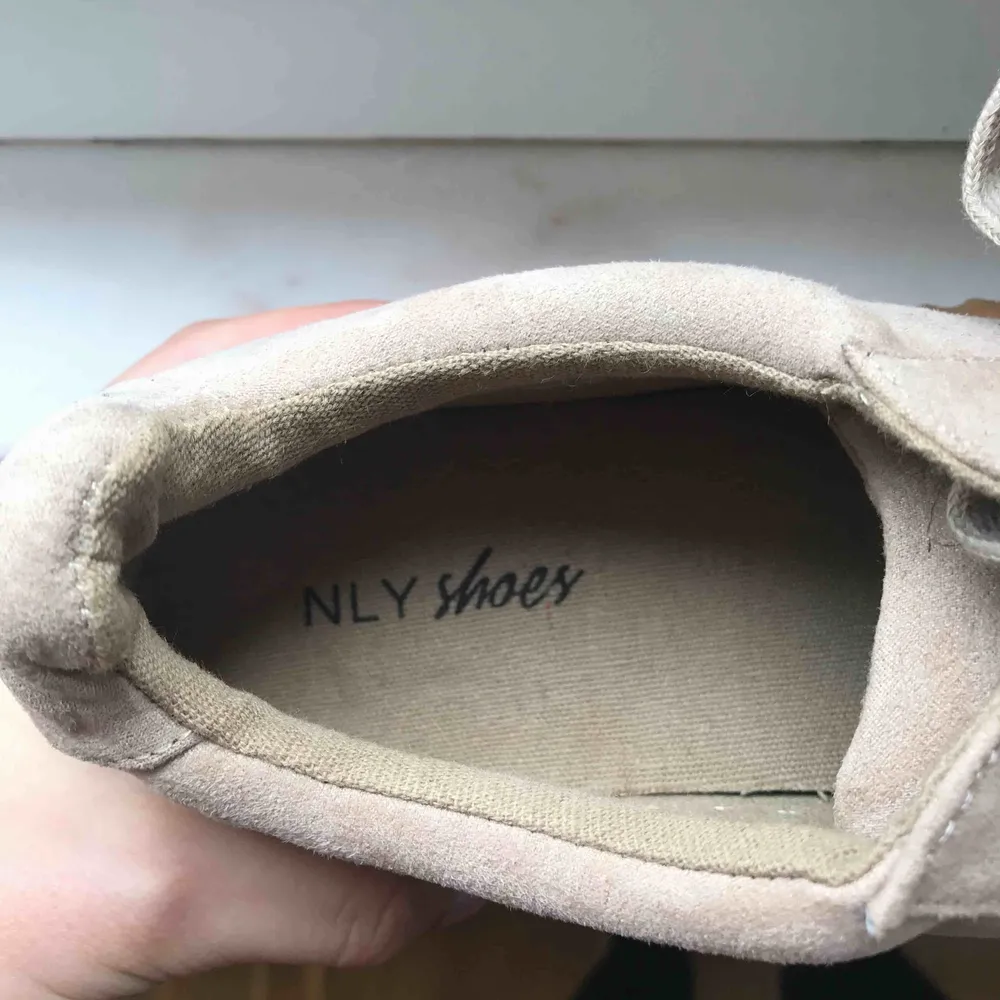 Ett par helt oanvända sneakers från NLY shoes. Väldigt coola med snygg sula, men har tyvärr aldrig fått användning för dem :( frakt tillkommer på 58kr.. Skor.