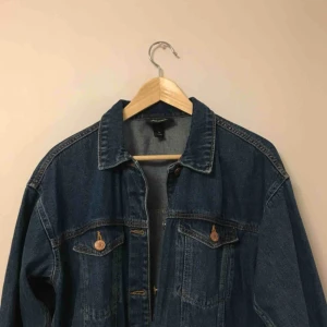  - Oversize jeansjacka från Monki