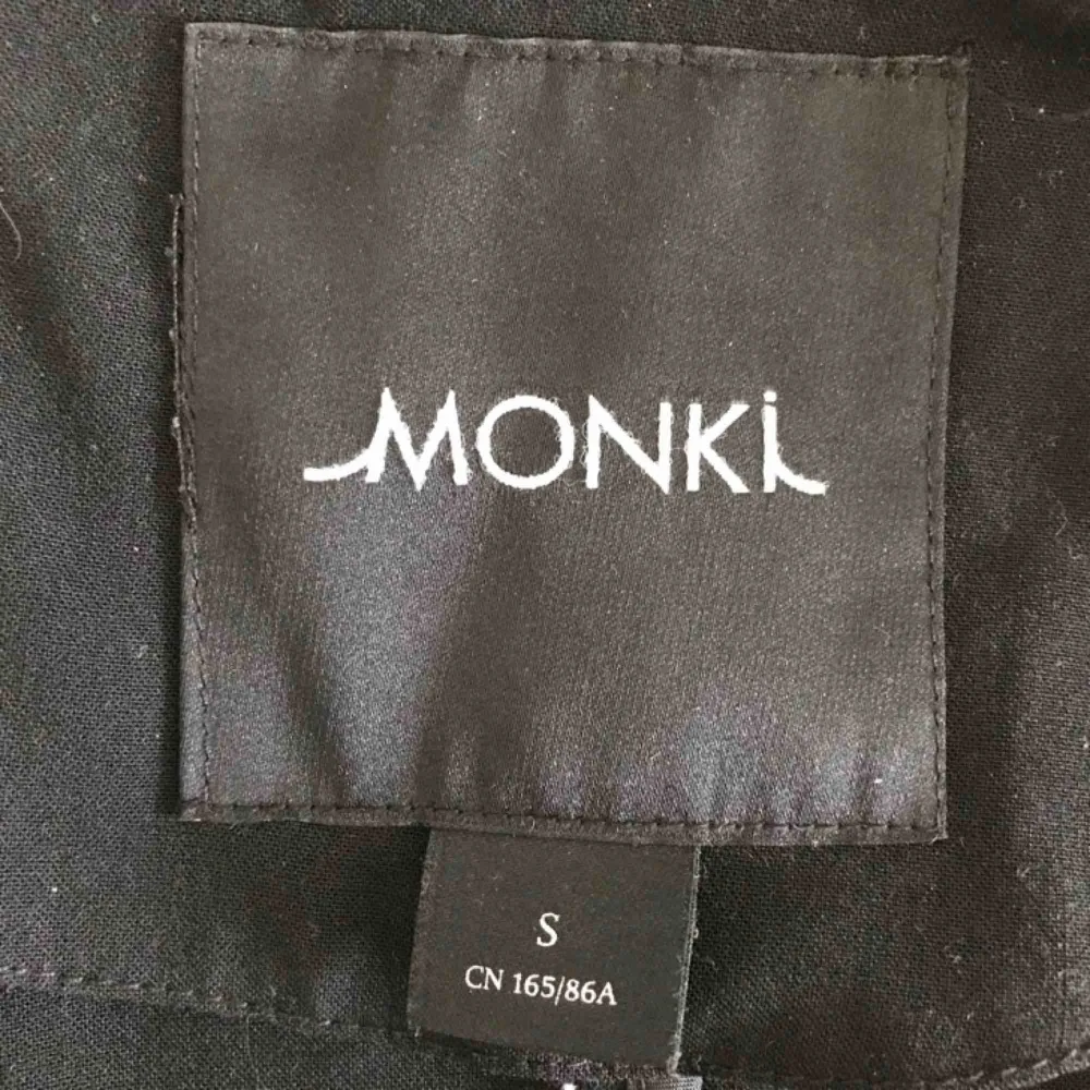 En svart overaize jacka från Monki med fickor. Står storlek S men funkar även på M✨. Jackor.