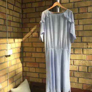 vadlång klänning från Filippa K. nypris omkring 1900. storlek L men passar lika fint på en S/M som lite oversize