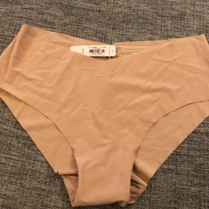  -  Nya oanvända Victoria secret trosor med prislapp på. Tyvärr fel storlek. High waisted och seamless 