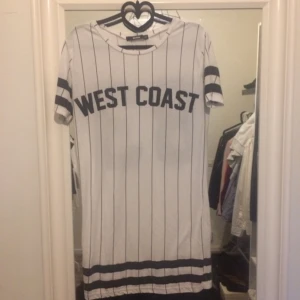  - Längre t shirt!  i fint skick från bik bok 10kr i frakt tillkommer 😊