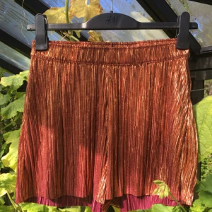  - Magiskt glittrande (högmidjade) festshorts från H&M! Tyvärr aldrig använda, de förtjänar mer uppmärksamhet ✨