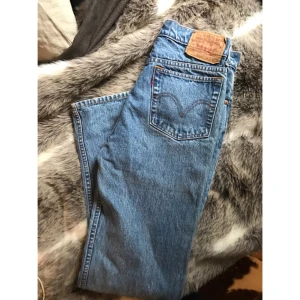  - Ett par snygga jeans från Levi Strauss & Co. Hög midja. Gott begagnat skick.  Storlek: W30, L31. Material: 100% bomull.  Kan fraktas. Kika gärna på mina andra annonser. Samfraktar gärna. Och priser kan diskuteras. 