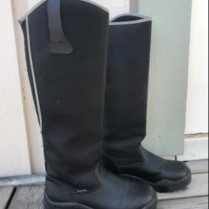  - Ett par svarta vinterridstövlar från Steeds med reflexdetaljer och värmande foder. Har endast blivit använda en säsong och jag säljer skorna pga för små. Jag möts endast upp i Stockholm och betalningen sker via swish vid överlämning av skorna. 