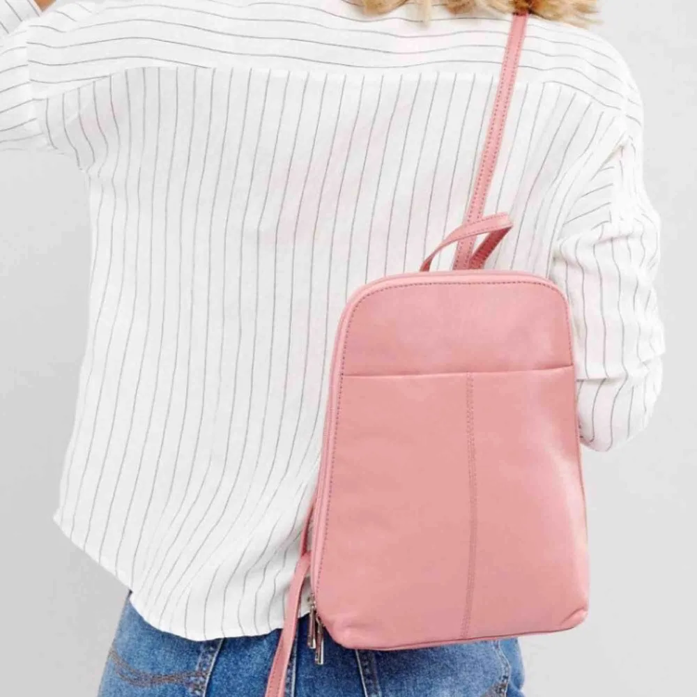 Otroligt söt och funktionell slutsåld pastell rosa ryggsäck i läder från ASOS. Säljer den pga jag har för många rosa väskor!  Mått: 28x22x7,5 cm. Ny i originell förpackning.  Nypris: 410kr . Väskor.
