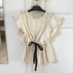  - Supersöt blus från Zara, aldrig använd.