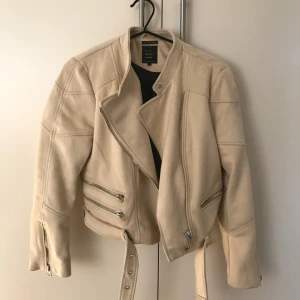  - Mocka imitations jacka från Zara. Strl L men funkar på M. Inköpt våren 2018