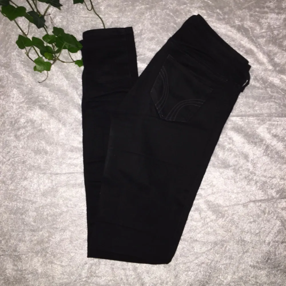 Snygga svarta jeans från Hollister (äkta) i sparsamt skick! Storlek W25 L31. 🌸Fraktkostnaden står köparen för🌸. Jeans & Byxor.