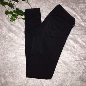 Snygga svarta jeans från Hollister (äkta) i sparsamt skick! Storlek W25 L31. 🌸Fraktkostnaden står köparen för🌸