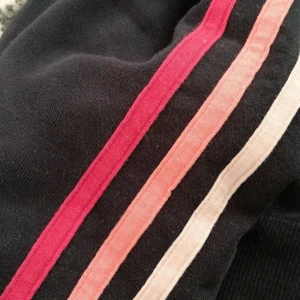  - Adidas tröja storlek S, bra skick. Det ända är att den är trasig på bandet som hänger från luvan, därav priset. (Pris går att diskuteras)